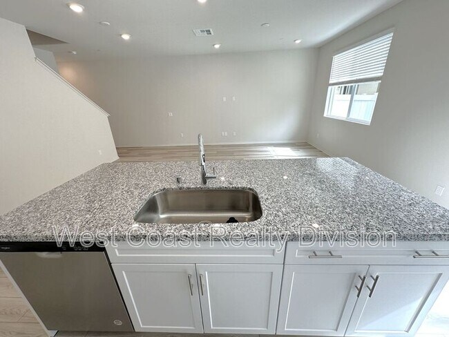 Building Photo - 40256 Birchfield Dr