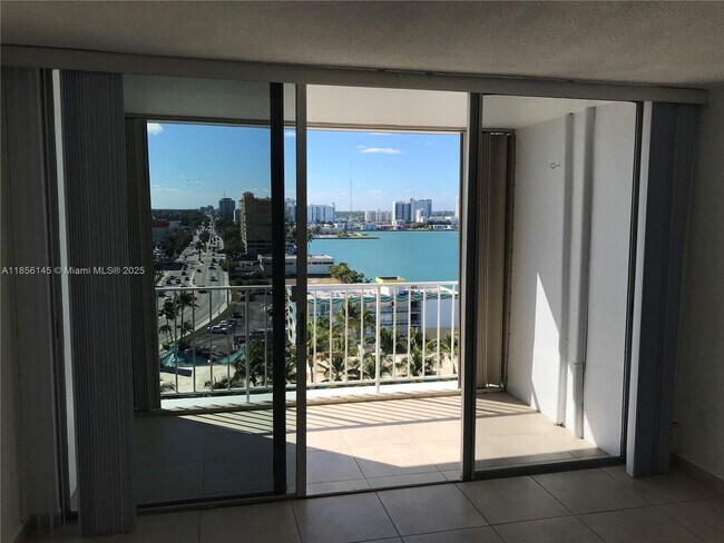 Foto del edificio - 1865 79th Street Causeway