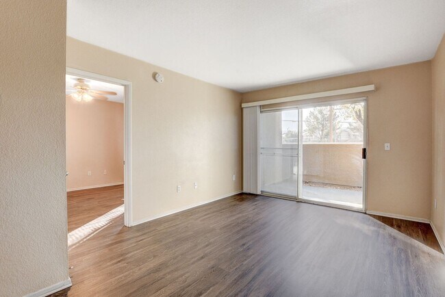 Building Photo - Charming 1 Bedroom / 1 Bathroom Condo in Gated Community!