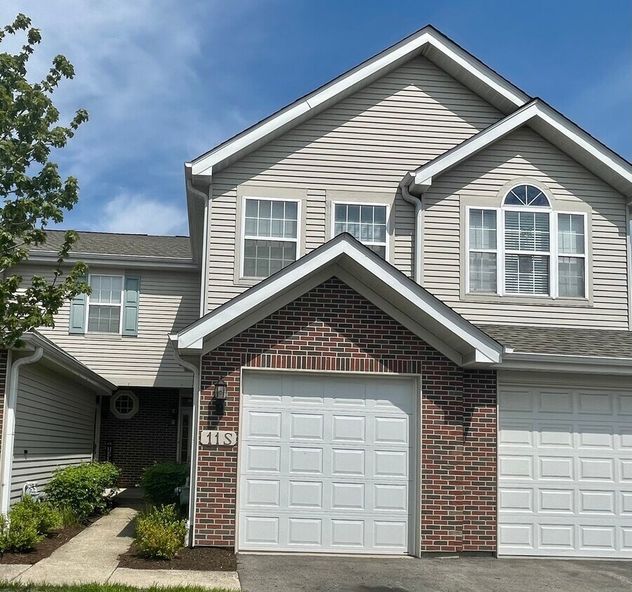 11 S Oakhurst Dr, Aurora, IL 60504 Townhome Rentals in Aurora IL