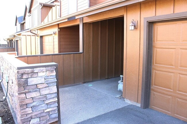 Building Photo - Gorgeous 3x2 townhouse with bonus loft, si...