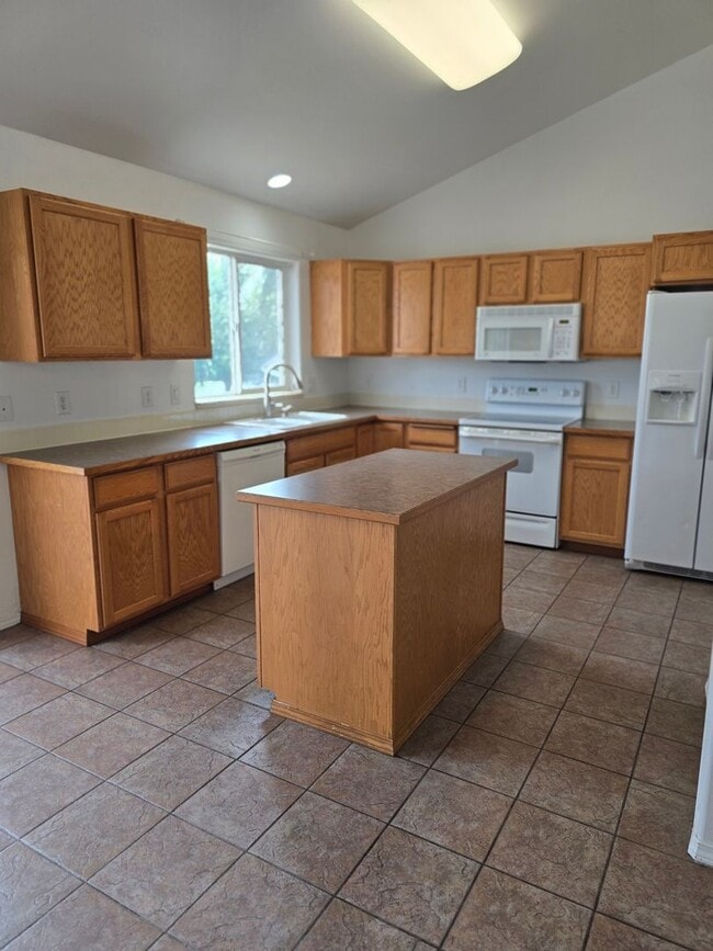 Building Photo - Lovely and spacious 5 bedroom 3 bath Post ...