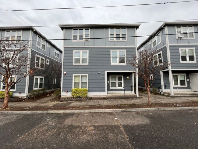 Foto del edificio - Incredible SE Hazelwood 2 Bedroom + 1 Bathroom Condo w/ included Garage and Washer & Dryer!!