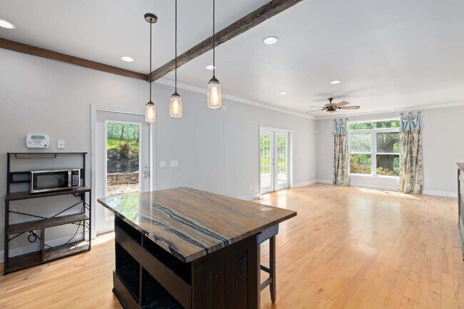 Building Photo - Charming 2 Bed / 3 Bath Home for Rent in Clyde, NC!