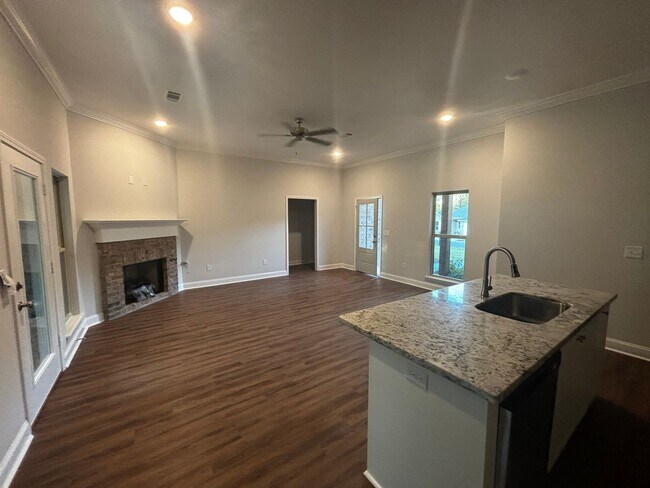 Building Photo - ****JUST REDUCED!!PLUS 1ST MONTHS RENT IS ...