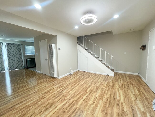 Building Photo - Updated 2 bed 1.5 bath townhome in central...