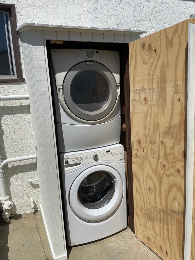 Building Photo - 1518 S Carmelina Ave