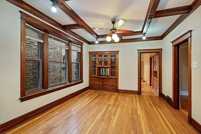 Building Photo - 2526 W Eastwood Ave