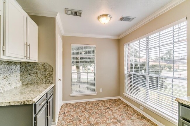 Building Photo - 8703 Scenic Green Dr