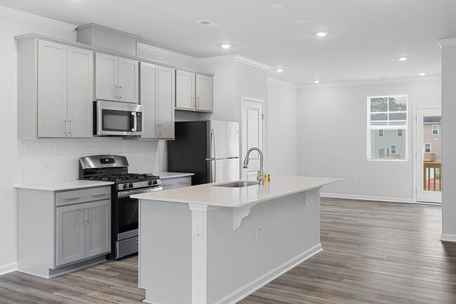 Building Photo - Beautiful 3 bedroom townhome available Aug...