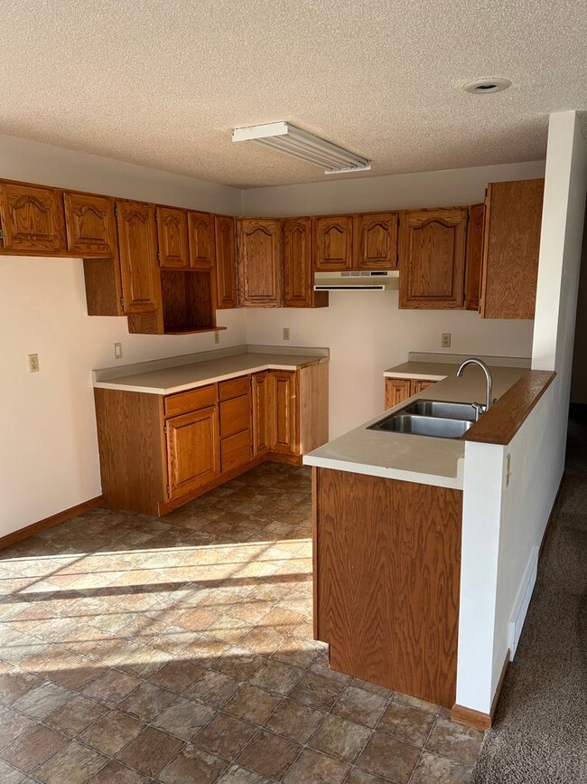Building Photo - 4 Bedroom Home