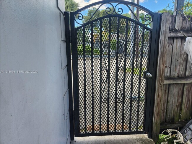 Building Photo - 210 SW 8th Ave