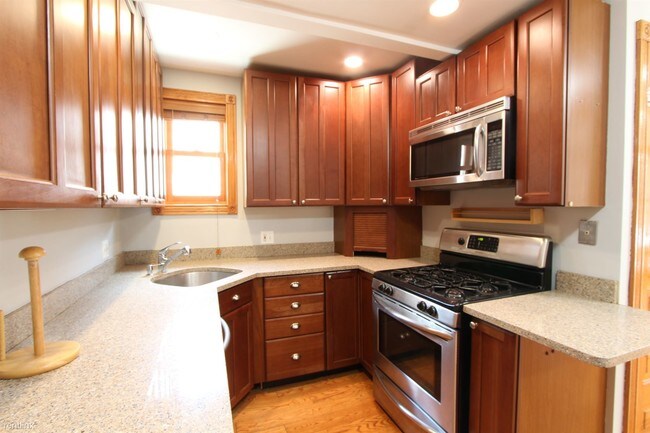 Building Photo - 2 br, 2 bath  - 2133 W Evergreen Ave # Ch