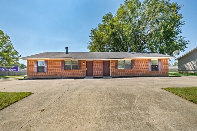 Foto del edificio - Cozy 2 Bedroom Duplex with Fireplace & Spacious Backyard!