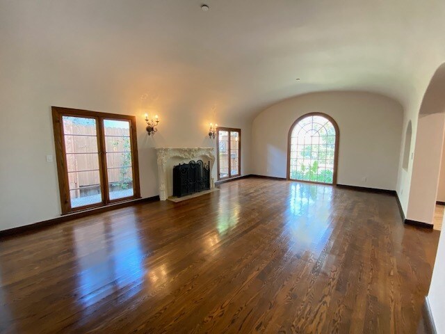 Building Photo - 475 S La Peer Dr