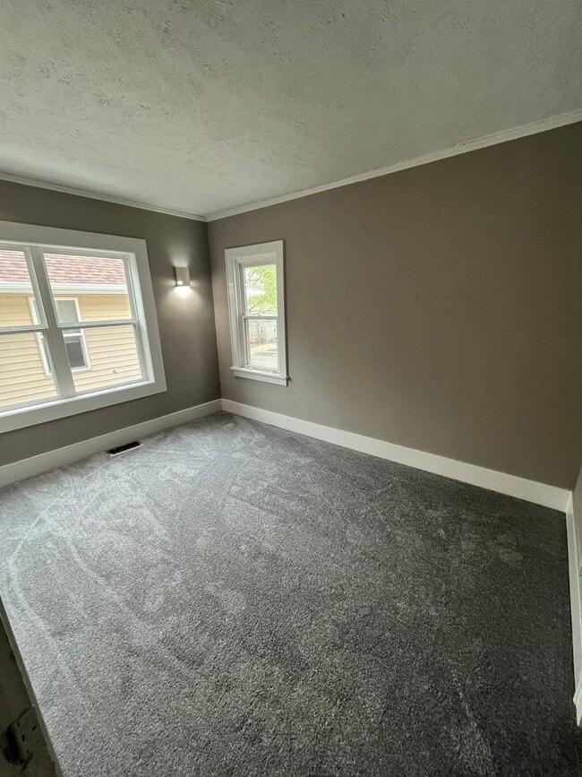 Building Photo - 3 Bedroom House Available Now!!