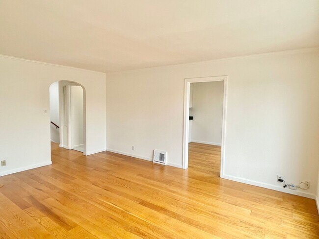 Building Photo - Beach Lover SF Home 4BR/2BA + Large Yard! ...
