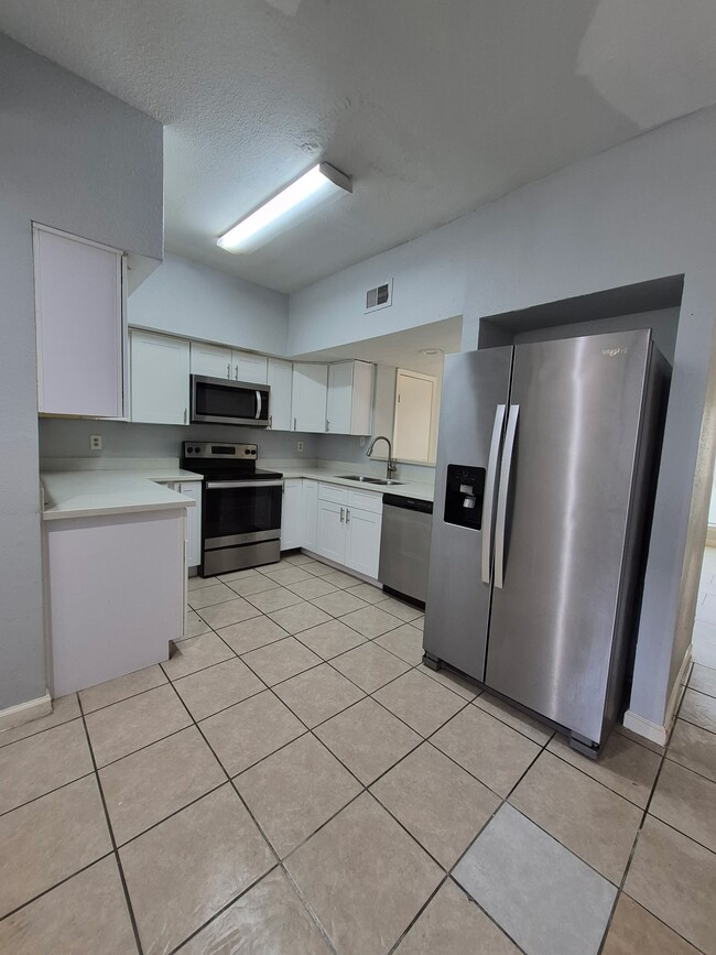 Building Photo - 8717 Victorian Village Dr