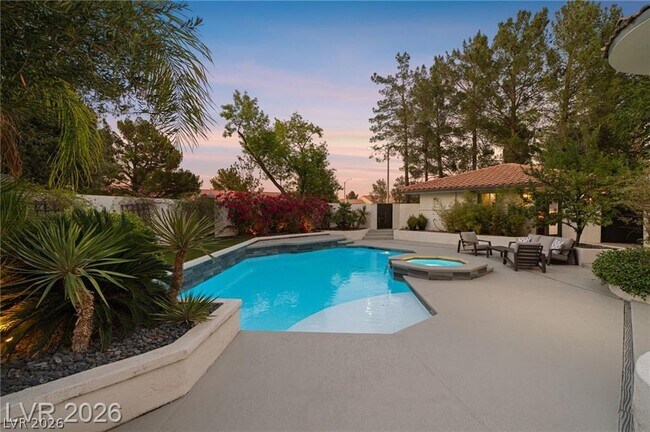 Foto del edificio - 2233 Versailles Ct