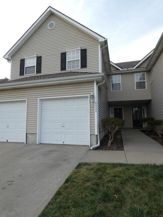 Building Photo - Beautiful Town Home in North Kansas City S...