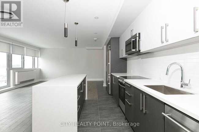 Building Photo - 11-711 Walmer Rd