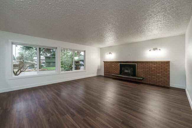 Building Photo - Recently Updated 3 Bedroom 2 Bath on Large...