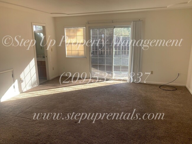 Building Photo - Welcoming and Spacious 3 Bedroom 2.5 Bathr...