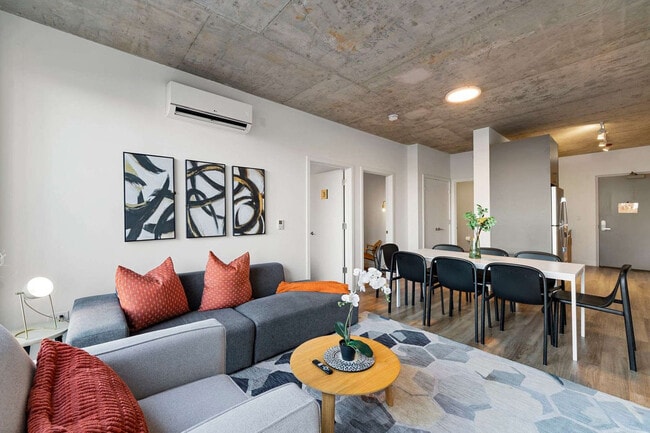 Building Photo - 853 W Blackhawk St