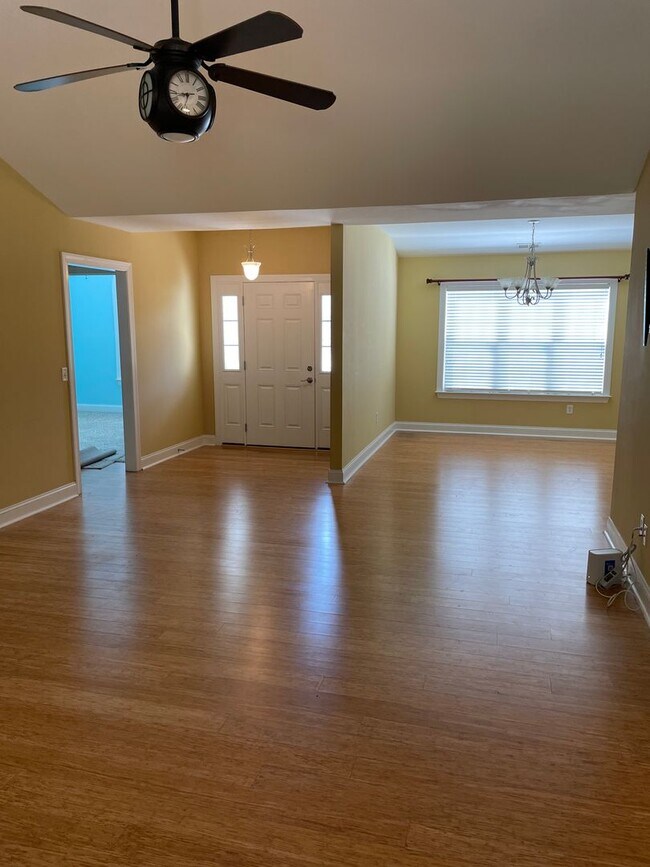 Foto del edificio - 3 Bedroom 2 Bath House With Bonus Room In ...