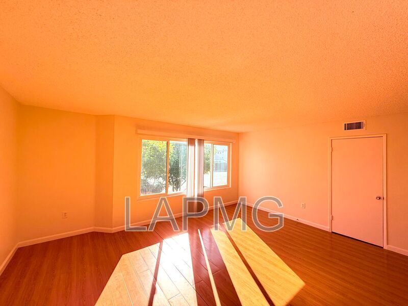 Foto principal - 1059 Western Ave