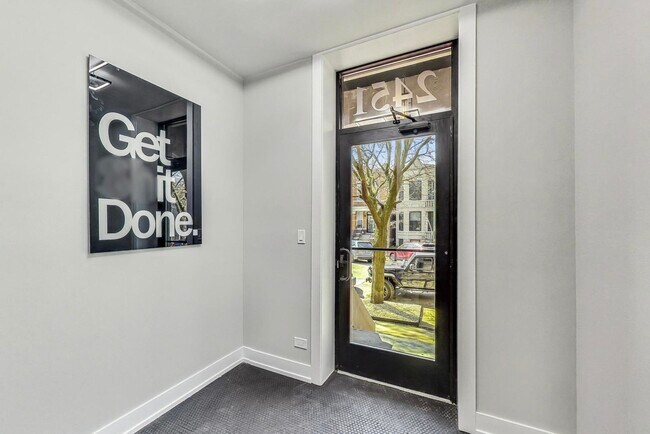 Foto del edificio - 2451 N Albany Ave