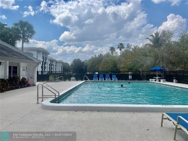 Foto del edificio - 721 N Pine Island Rd