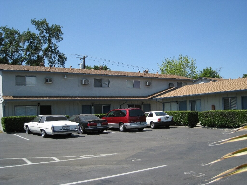 Parking Area - Oak View Apartments
