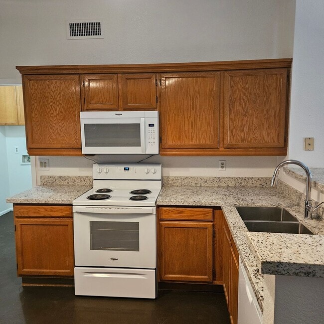 Building Photo - Living in Paradise within Peoria