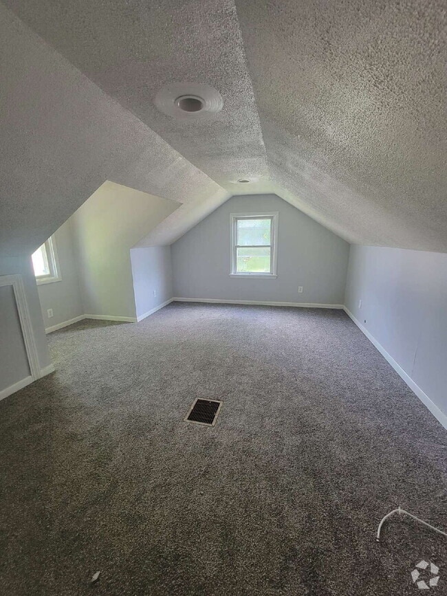 Building Photo - 1175 Maple St