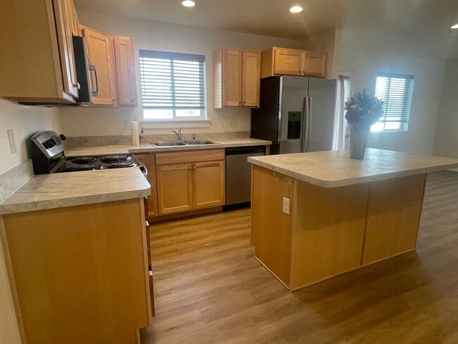 Building Photo - First Month Free   Newly Built Townhouse