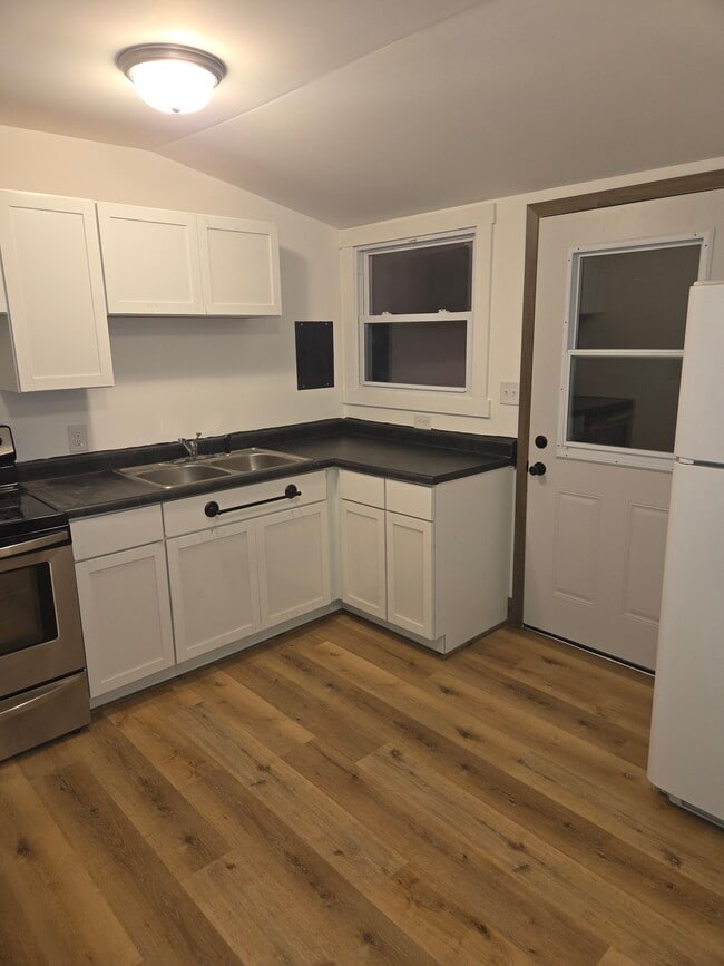 Kitchen - 9605 Riverview Ln