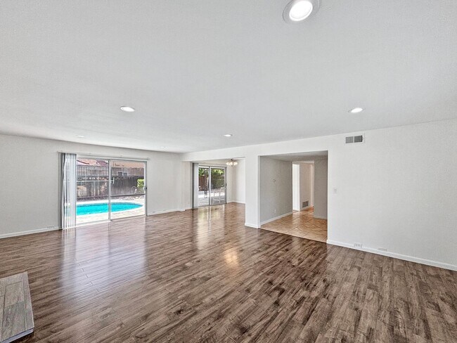 Foto del edificio - Charming & Spacious 4BD/3BA House in Allie...