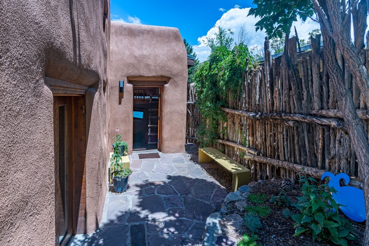 Primary Photo - A Cozy Eastside Artist Retreat - 1 bedroom...