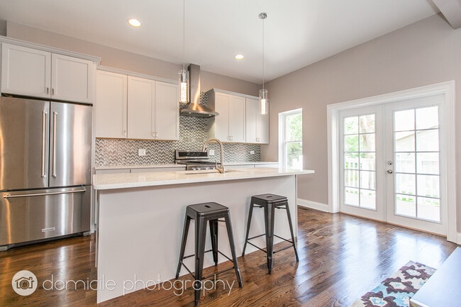 Building Photo - 806 S Oakley Blvd