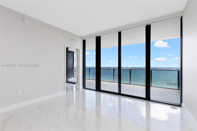 Foto del edificio - 700 NE 24th St