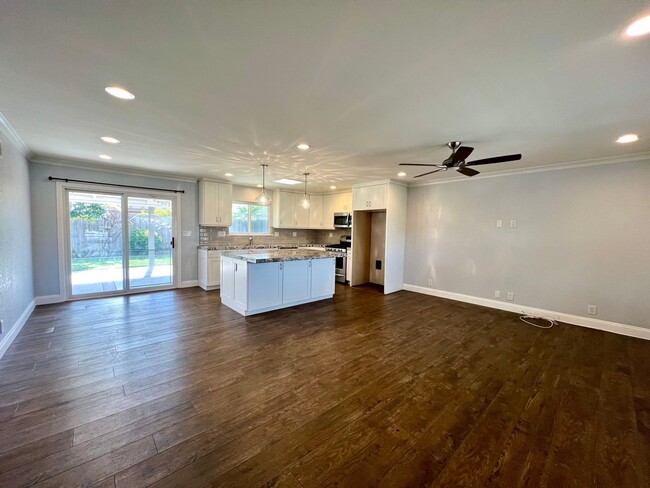Foto del edificio - 4 Bedroom home available in Huntington Beach