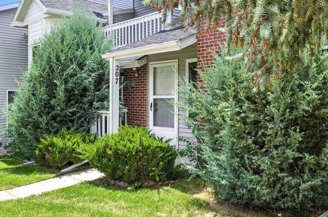 Building Photo - 3 BEDROOM, 2 BATHROOM TOWNHOME WITH 1 CAR ...