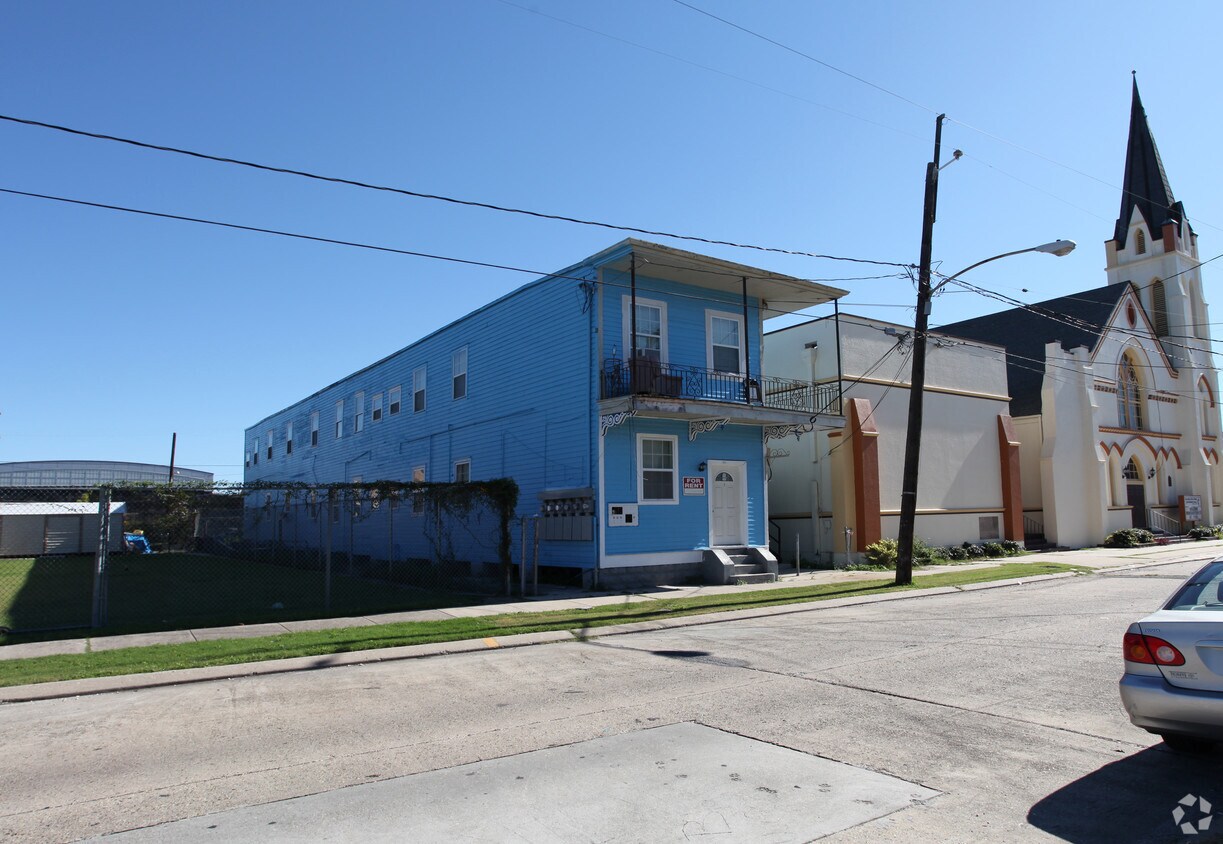 Building Photo - 1913 1st St