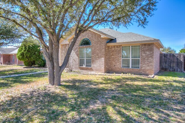 Building Photo - BEAUTIFUL 3 Bedroom 2 Bath home AVAILABLE NOW!