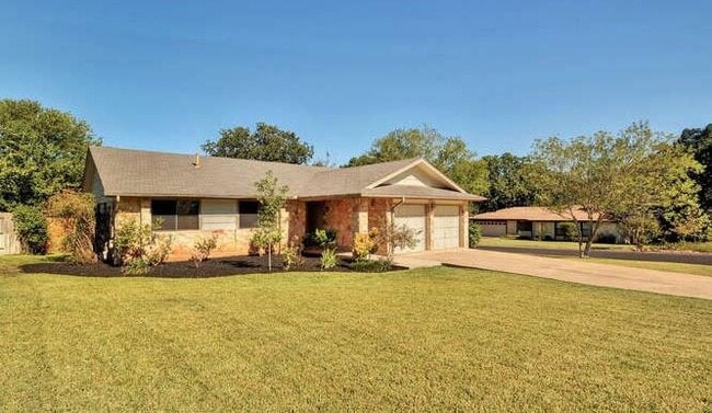 Building Photo - 400 Greenwood Dr