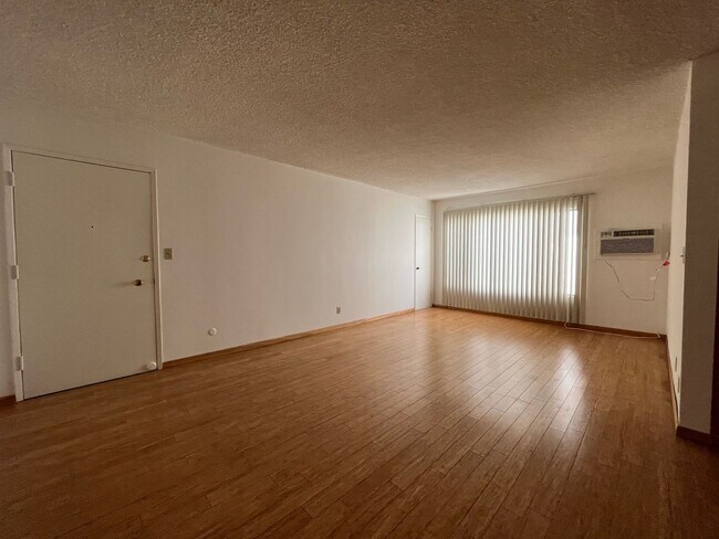Foto del edificio - Excellent Location! Minutes from Beverly Hills and Hollywood