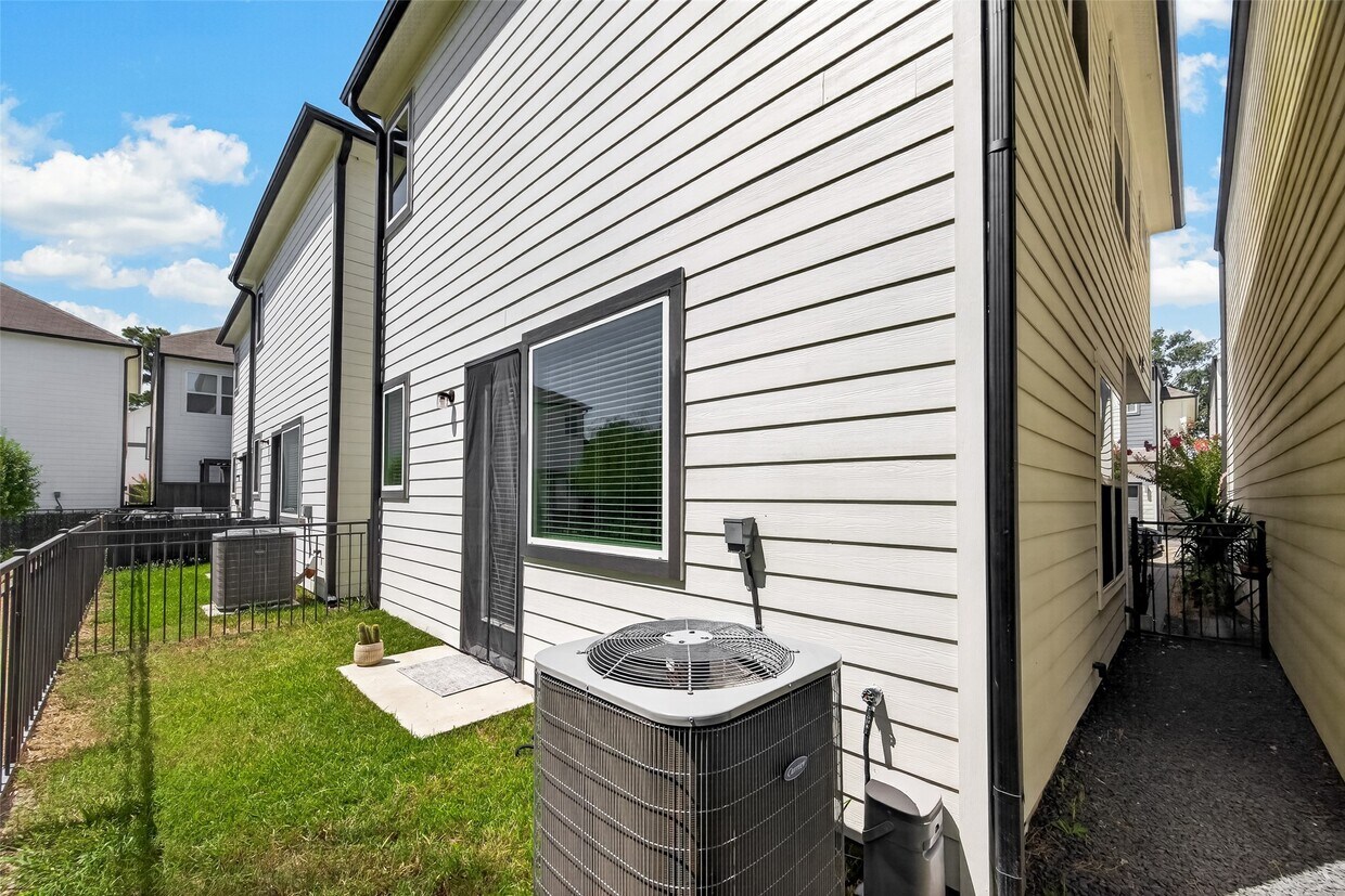 Foto del edificio - 5912 Haring Ln