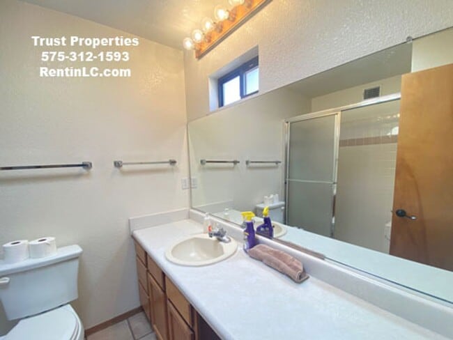 Building Photo - Spacious 4/3 off Elks Club
