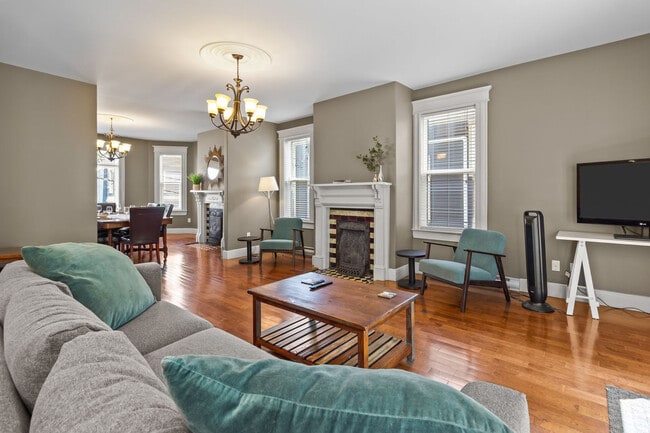 Building Photo - 9 Leslie St